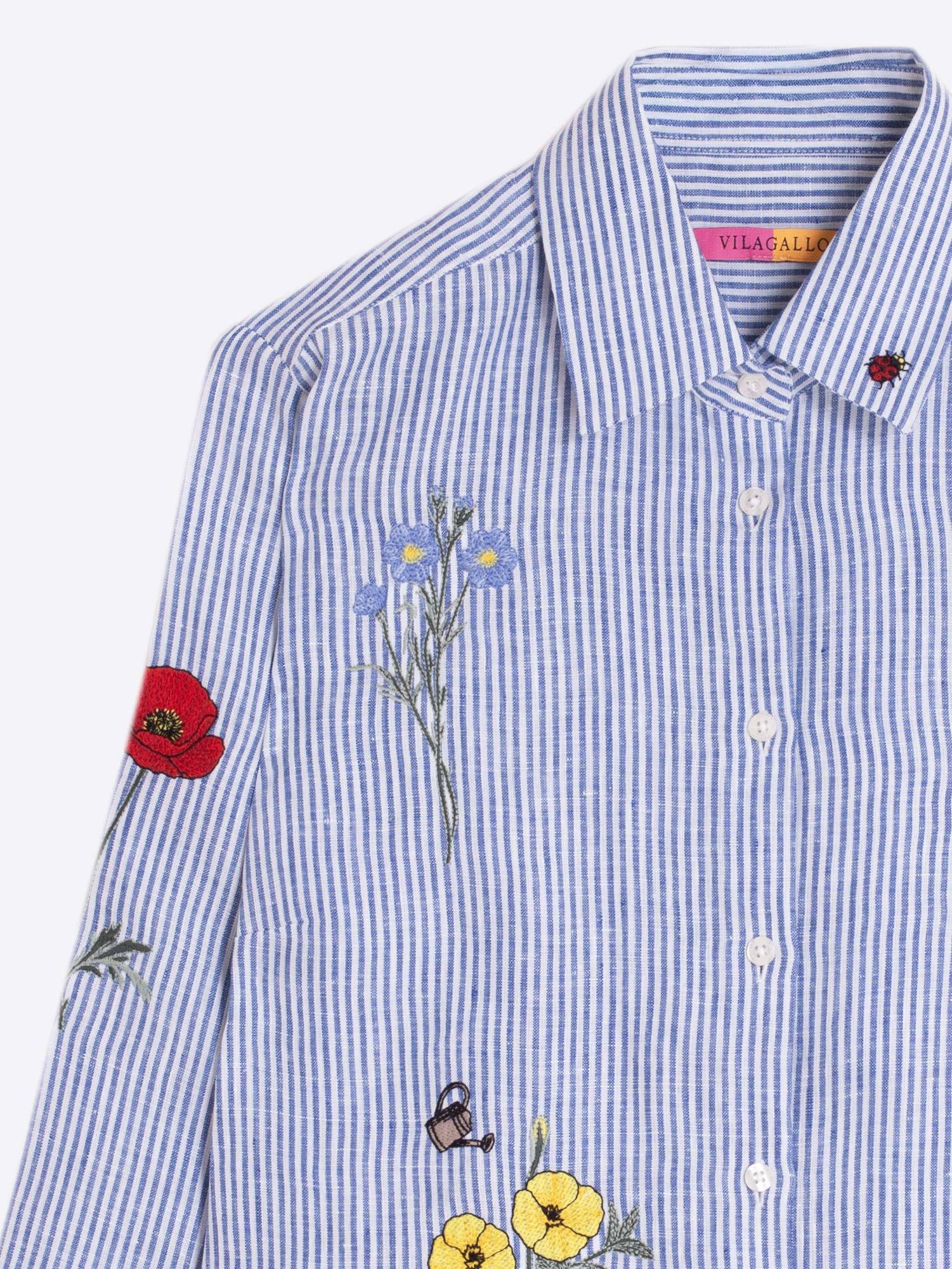 María - Camisa con Rayas Azules y Flores Bordadas