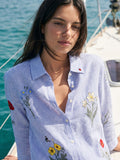 María - Camisa con Rayas Azules y Flores Bordadas