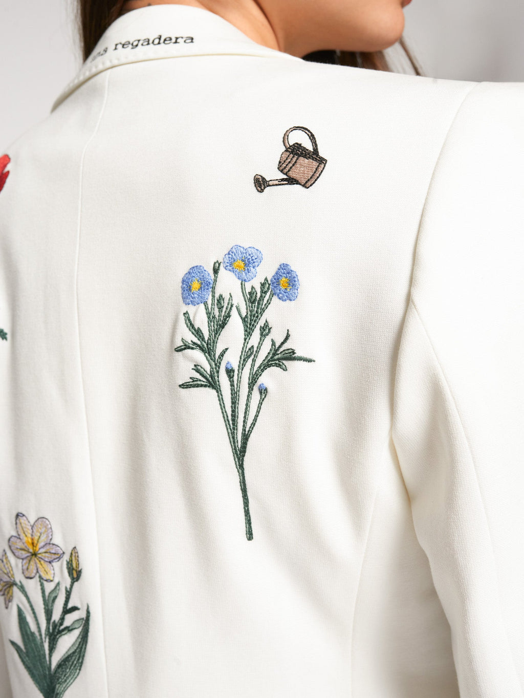 Bianca - Chaqueta Blanca con Bordado de Flores