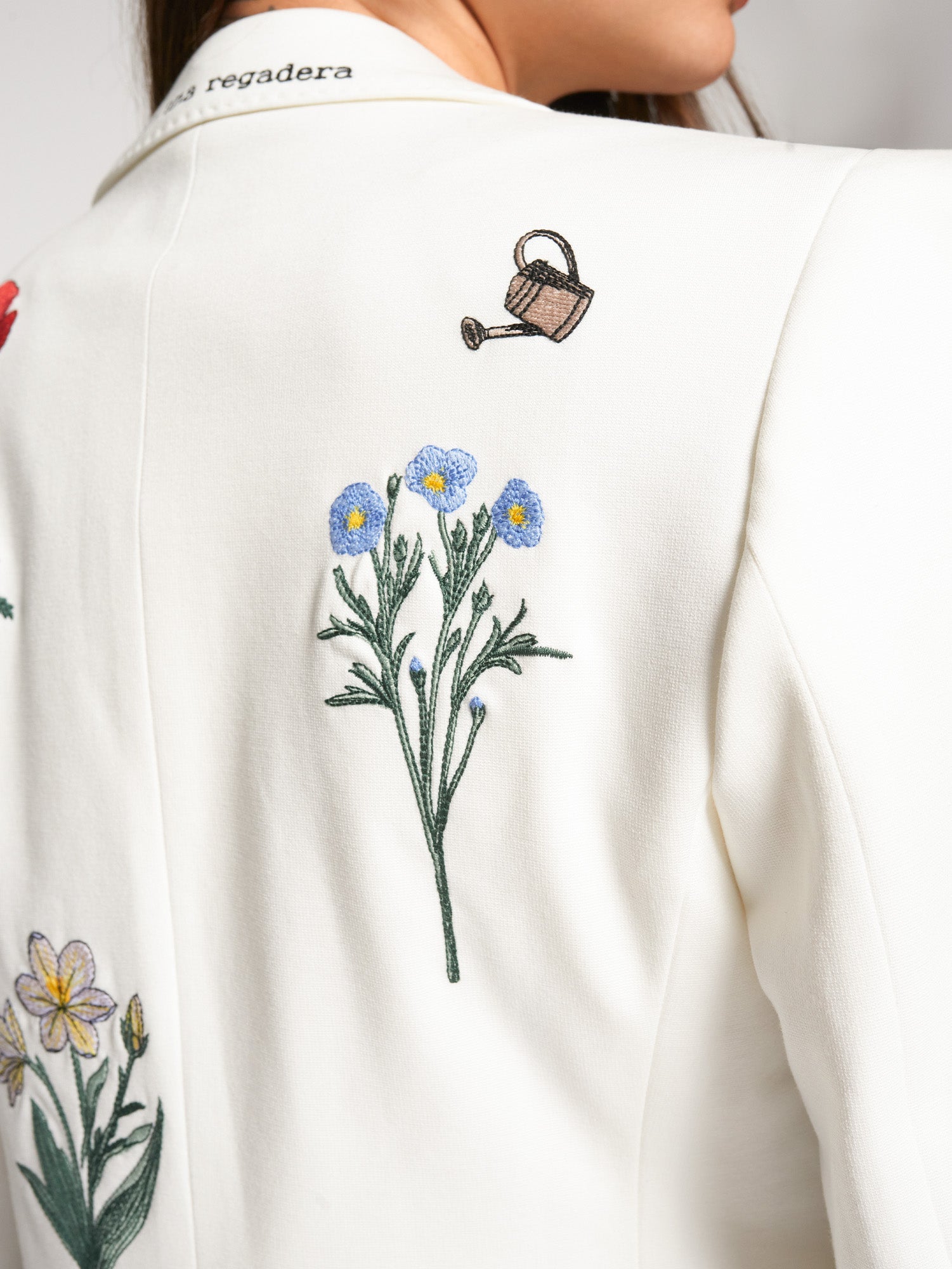 Bianca - Chaqueta Blanca con Bordado de Flores
