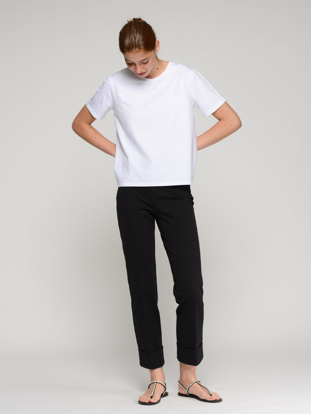 PANTALÓN NEGRO RECTO BAJO VUELTA