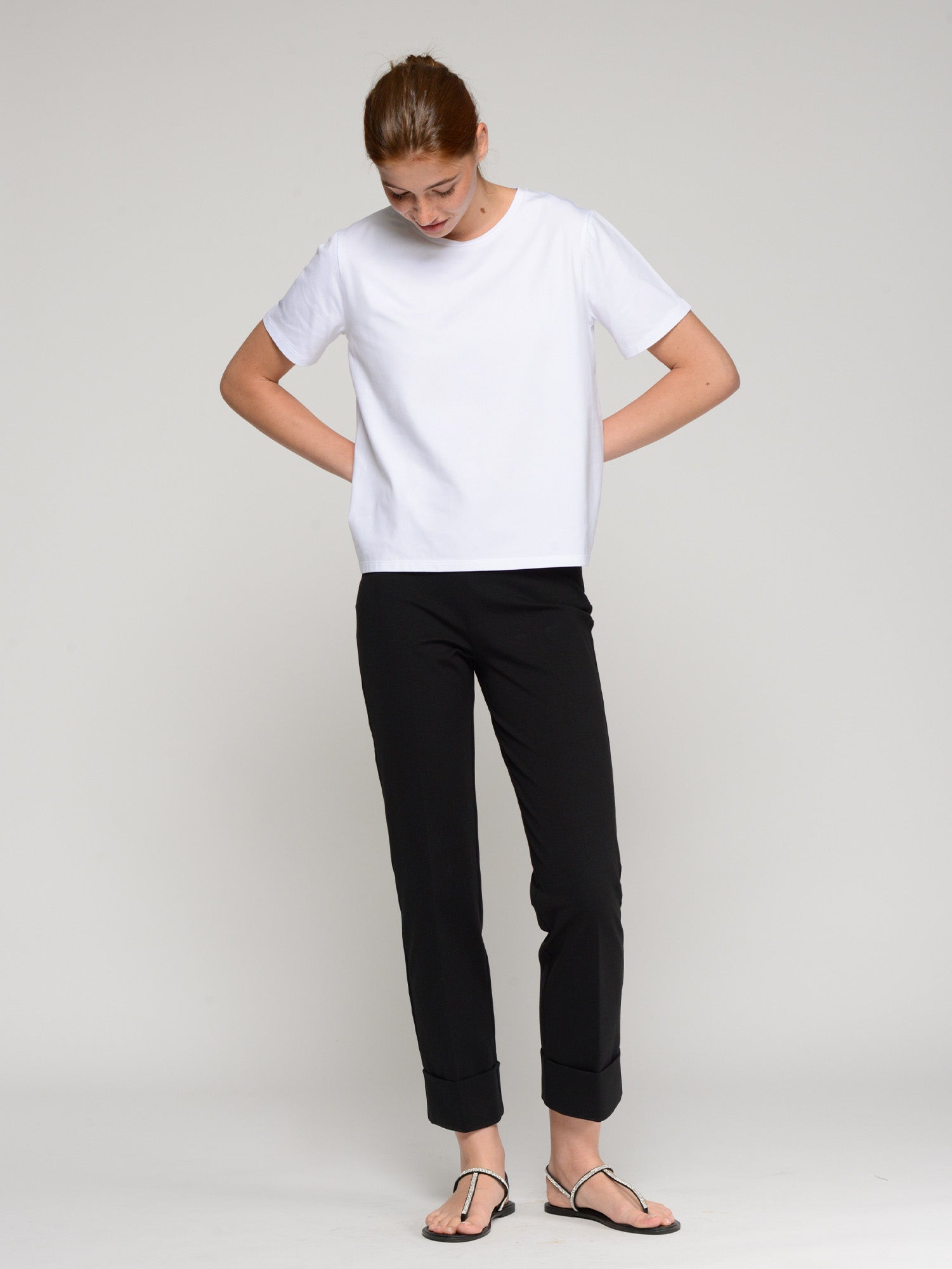 PANTALÓN NEGRO RECTO BAJO VUELTA