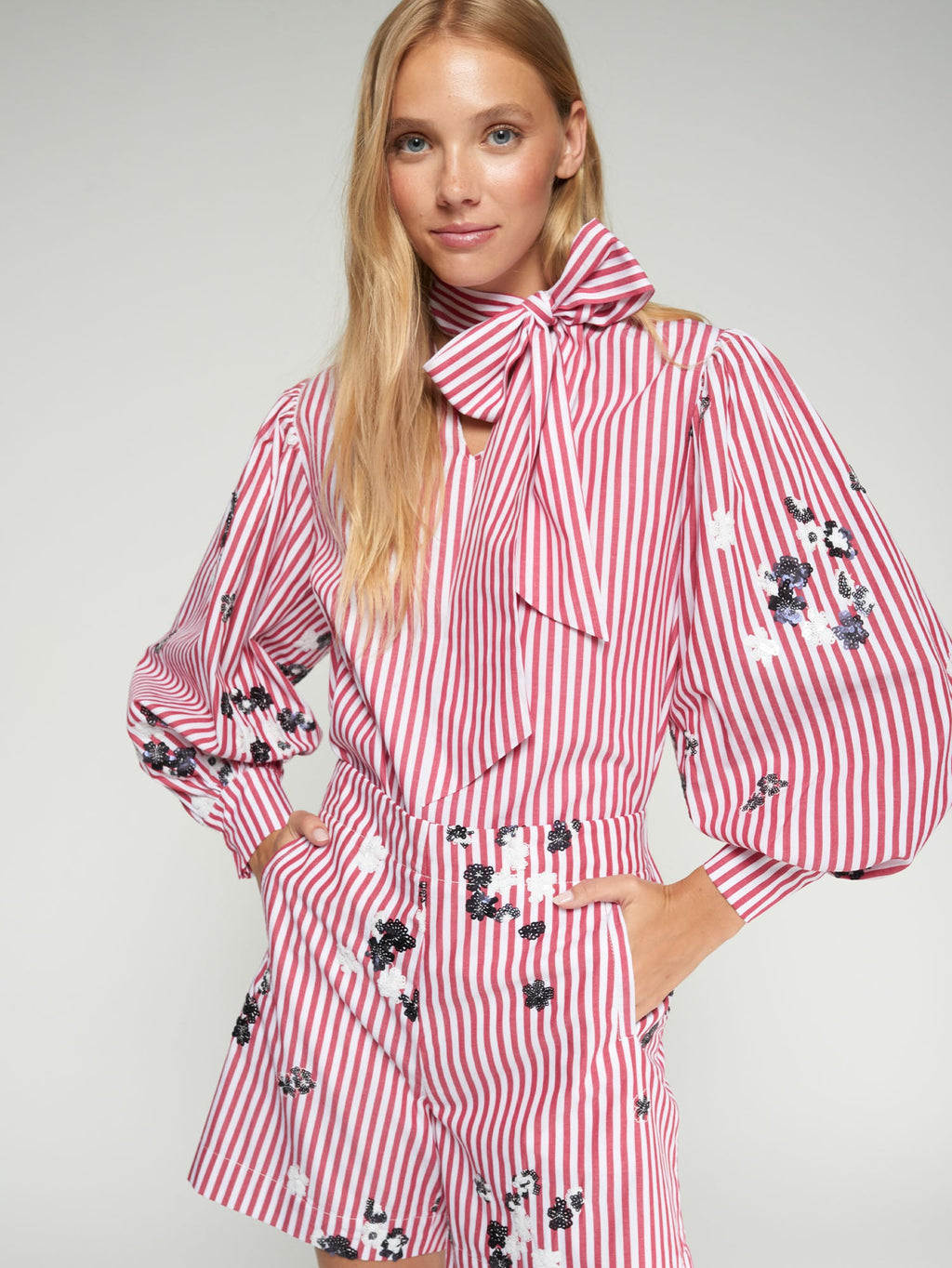 Marina - Camisa Lazada con Rayas Rojas y Flores