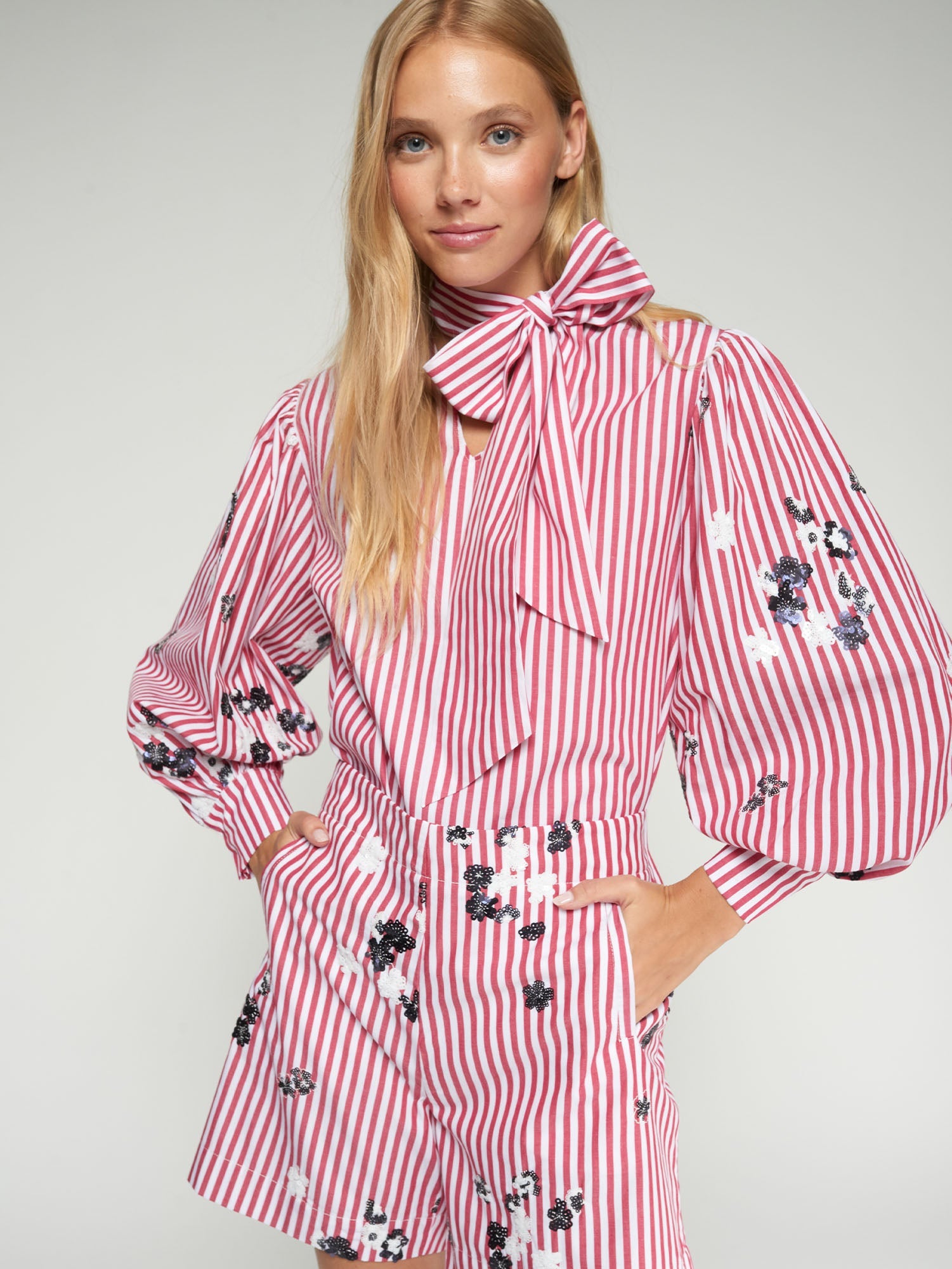 Marina - Camisa Lazada con Rayas Rojas y Flores