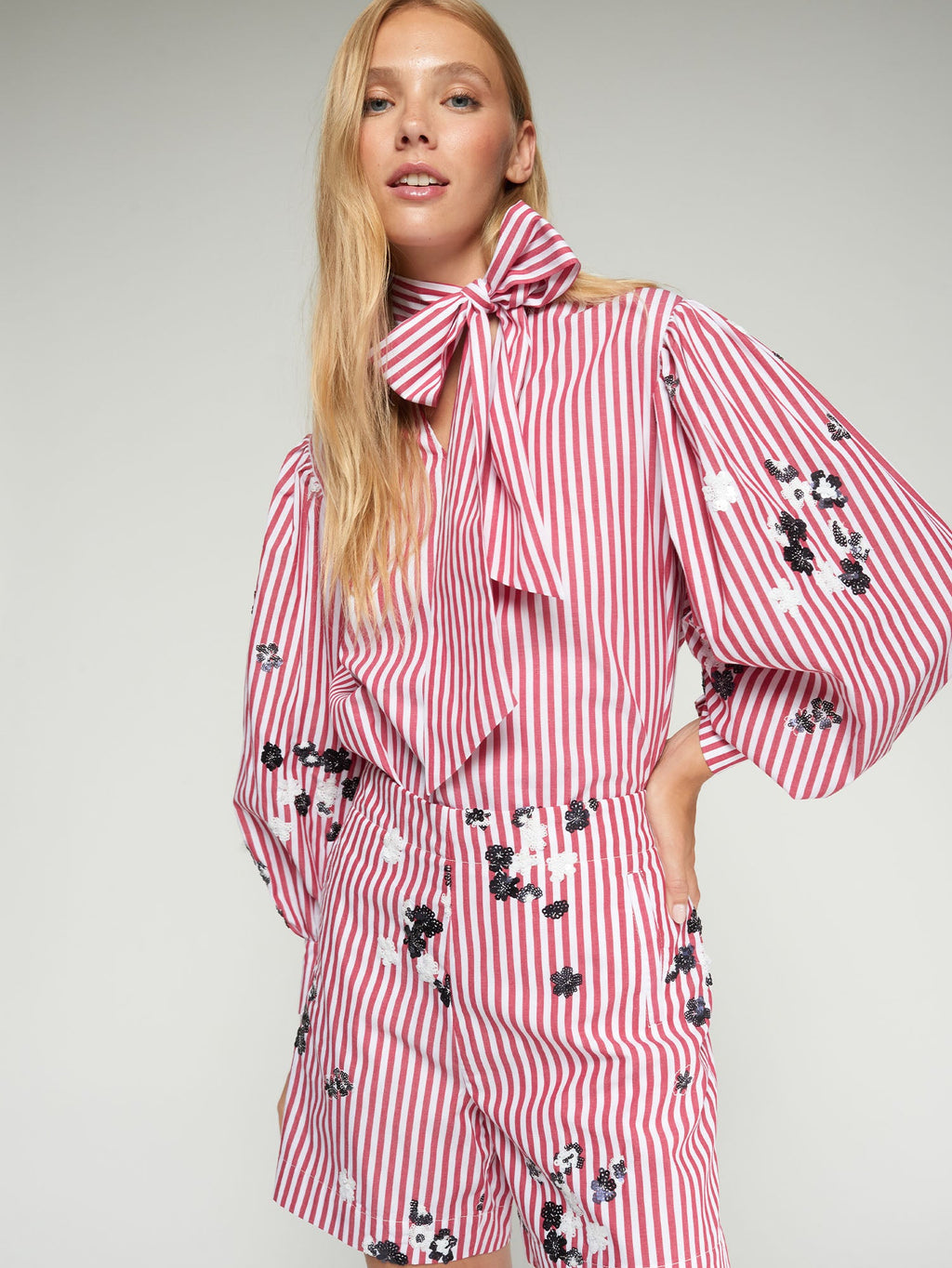 Marina - Camisa Lazada con Rayas Rojas y Flores