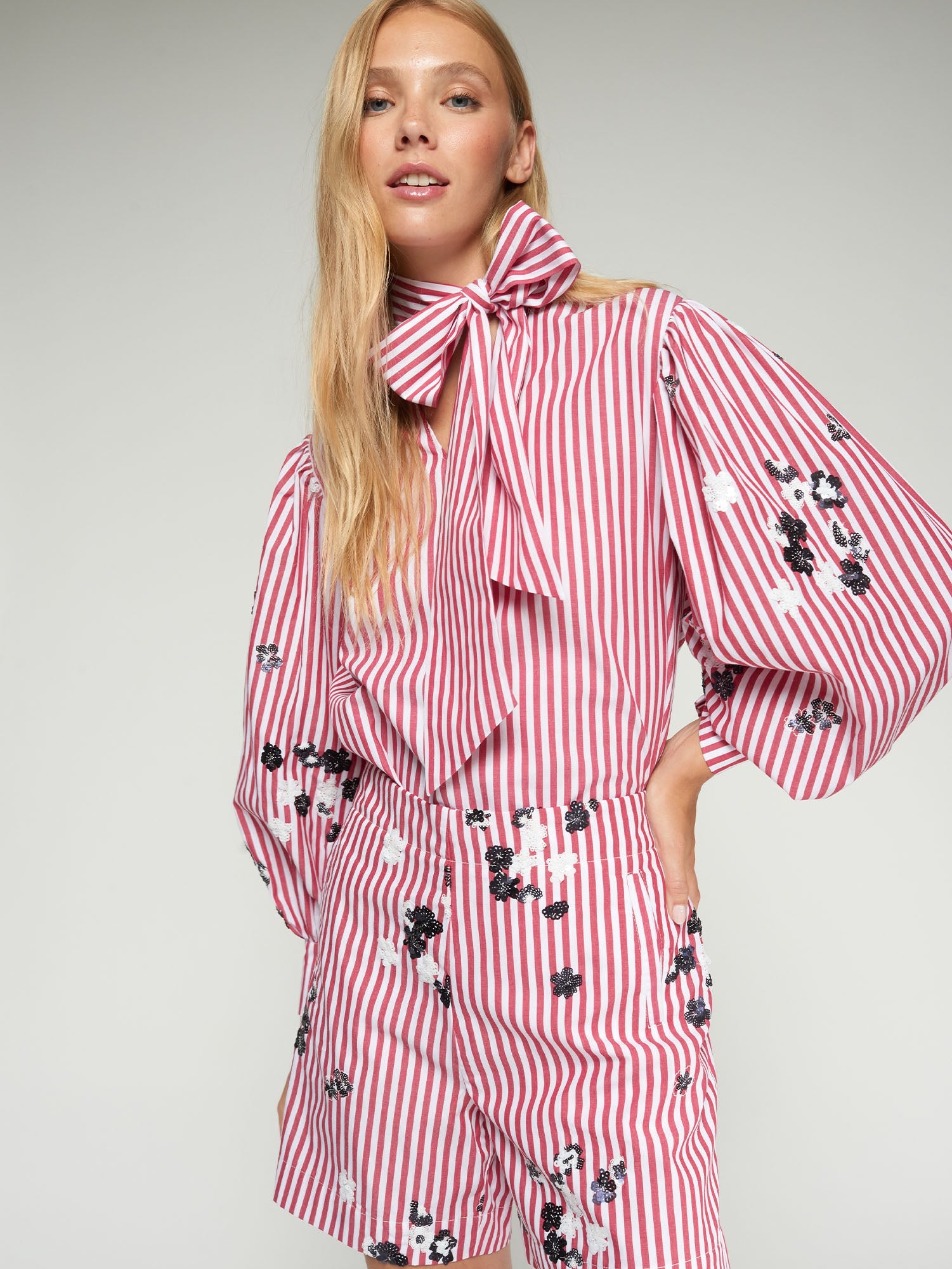Marina - Camisa Lazada con Rayas Rojas y Flores