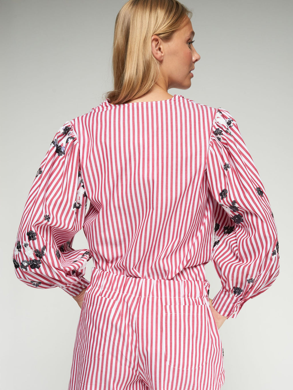 Marina - Camisa Lazada con Rayas Rojas y Flores