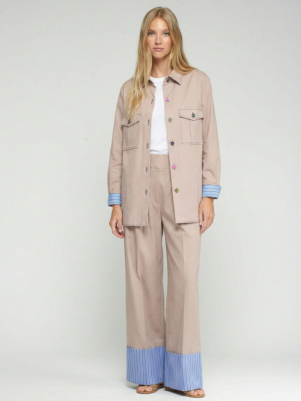 Raquel - Pantalón Beige con Vuelta de Rayas Azules
