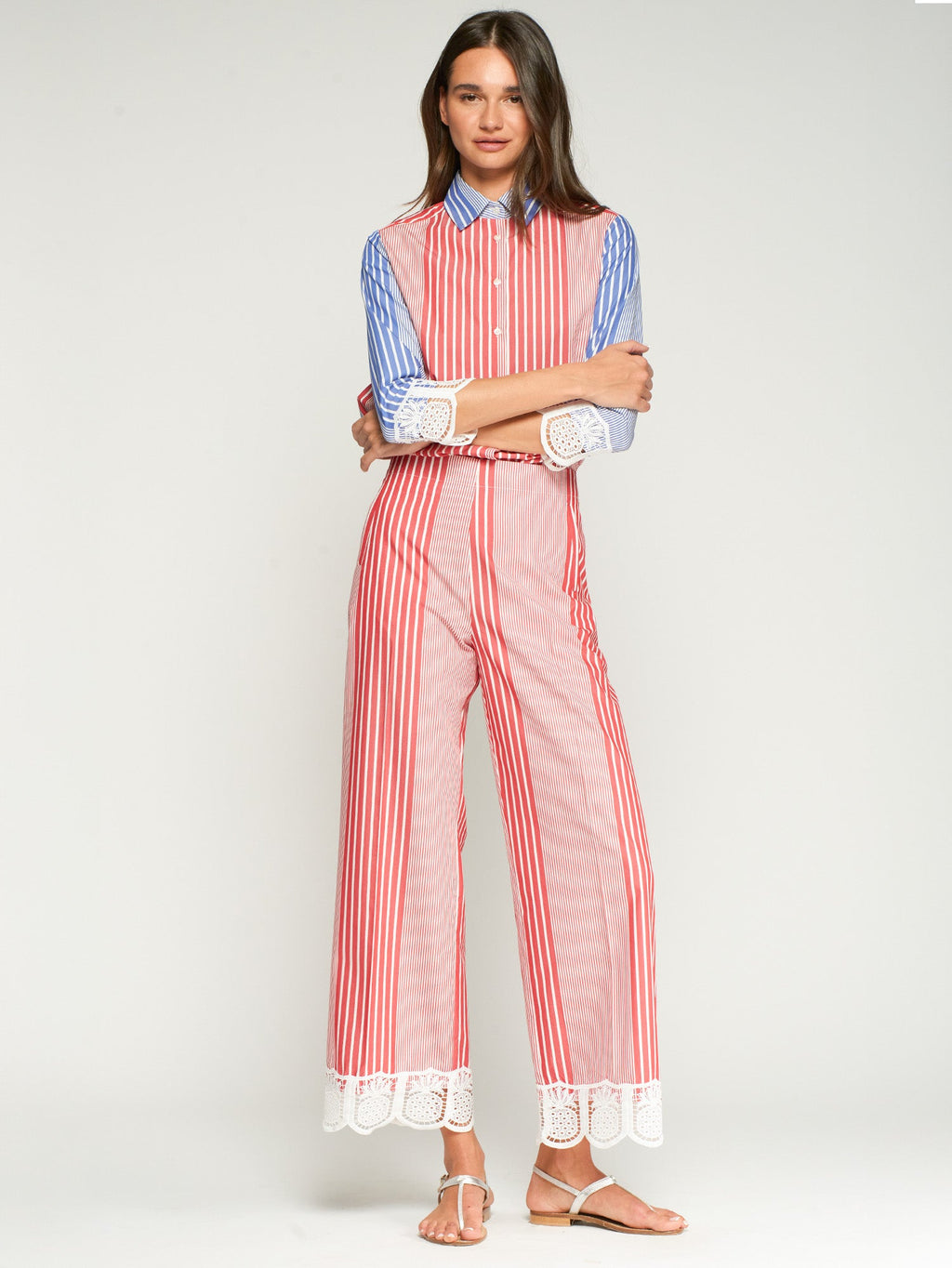 PANTALÓN DE RAYAS ROJAS ENCAJE EN EL BAJO