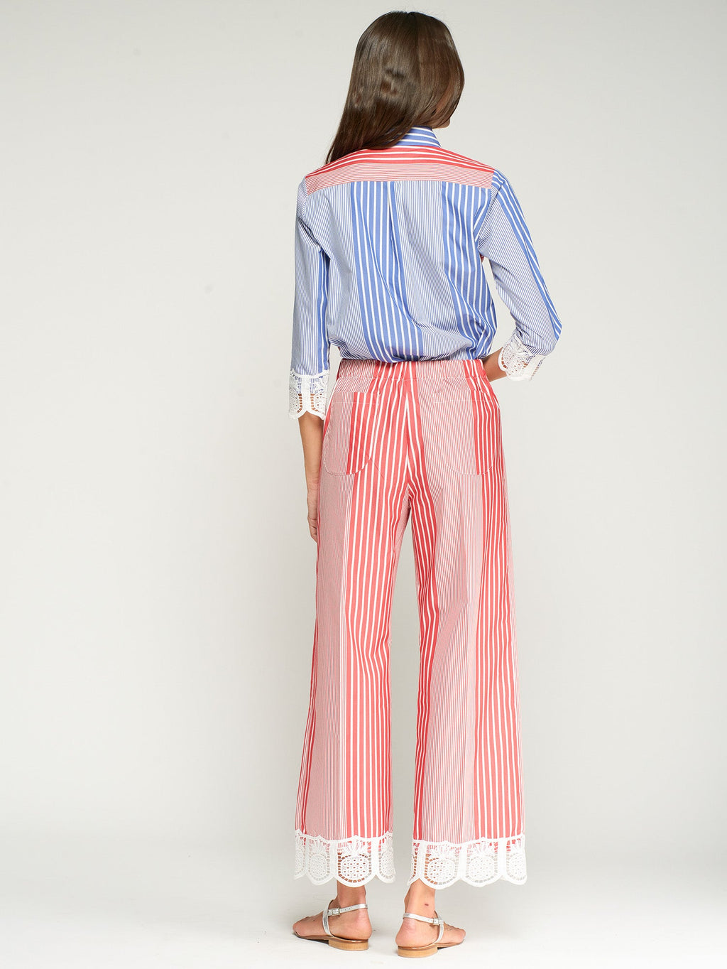 PANTALÓN DE RAYAS ROJAS ENCAJE EN EL BAJO