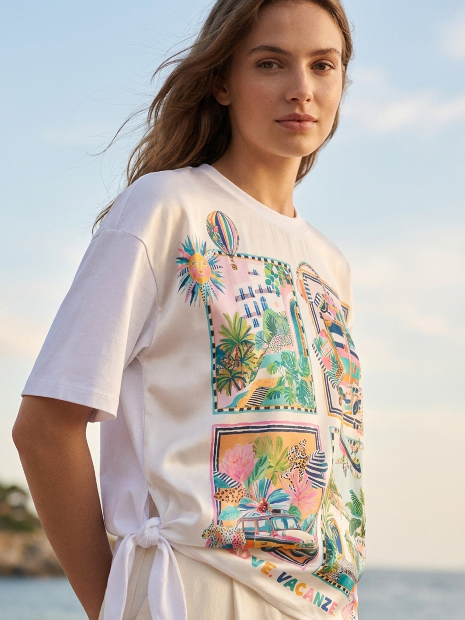 Alicia - Camiseta Estampado Tropical con Lazo Lateral