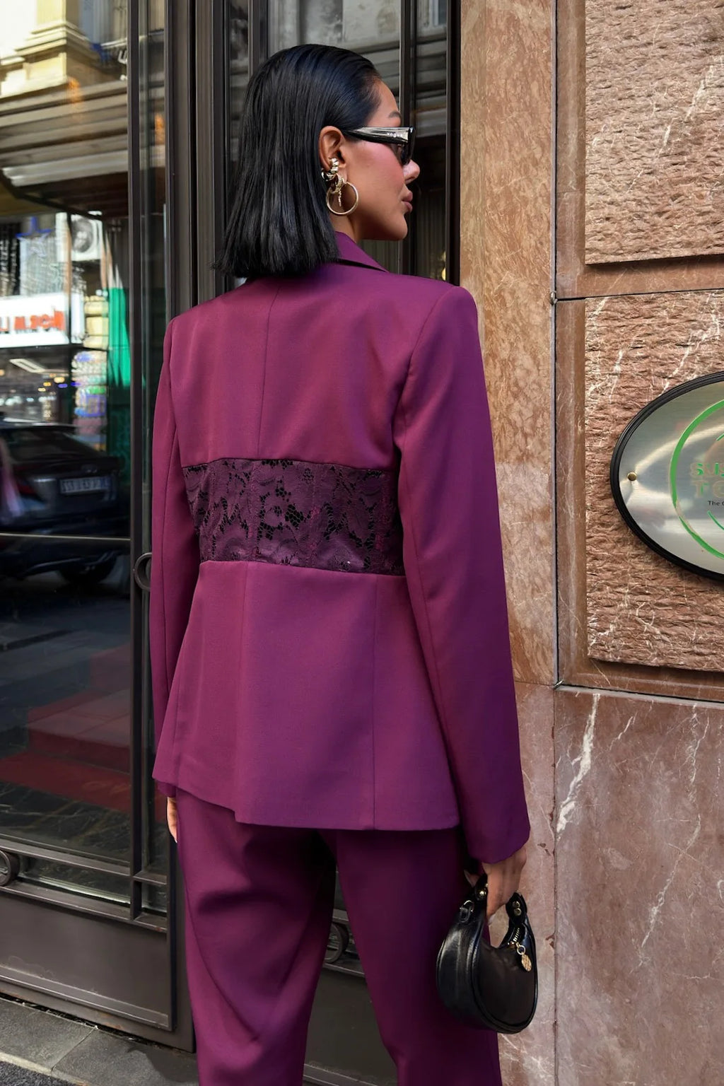 Conjunto chaqueta y pantalón color damasco con detalle lencero en la espalda