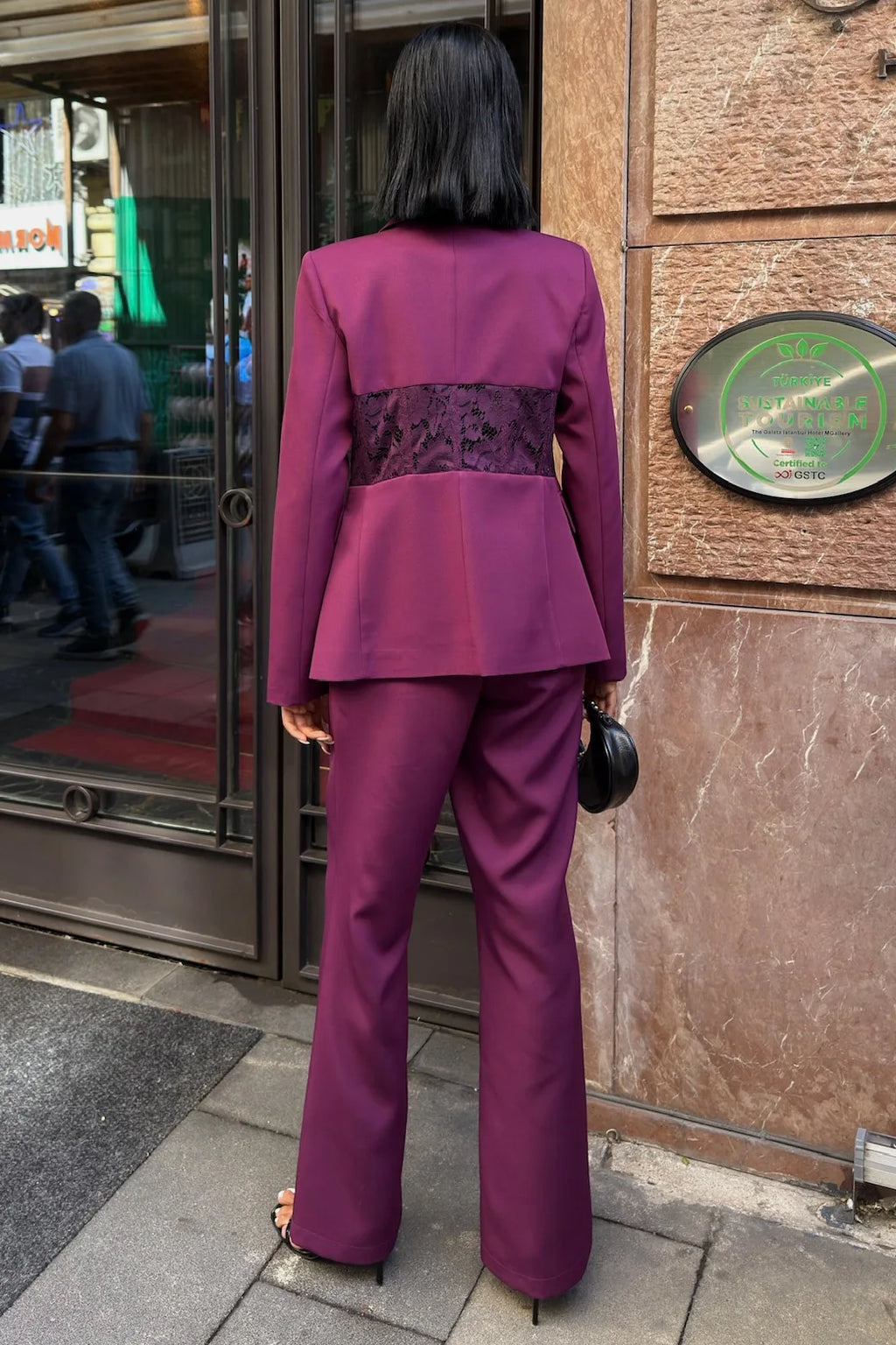 Conjunto chaqueta y pantalón color damasco con detalle lencero en la espalda