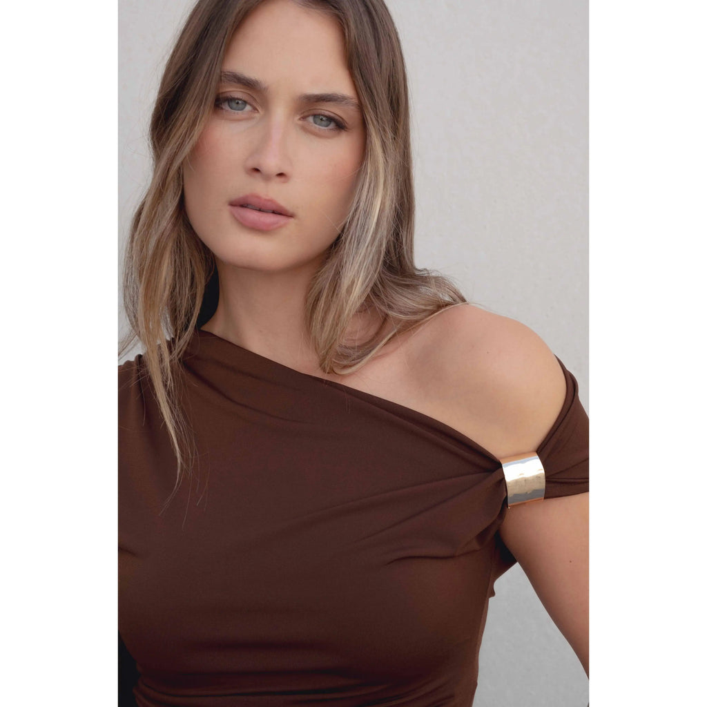 Blusa Asimétrica con Detalle Metálico