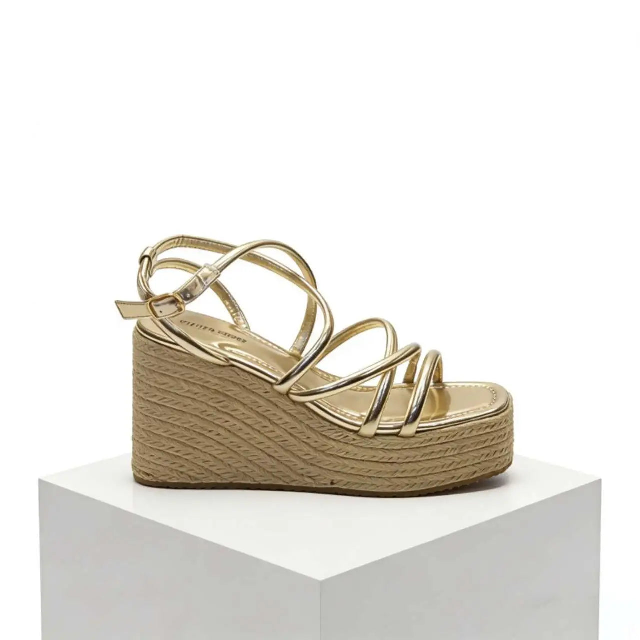 Sandalias cuña doradas y negras con tiras cruzadas