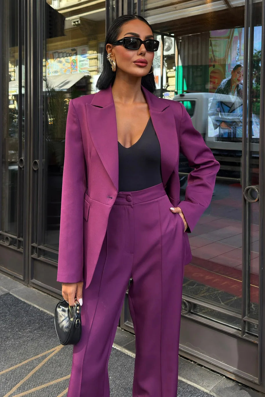 Conjunto chaqueta y pantalón color damasco con detalle lencero en la espalda