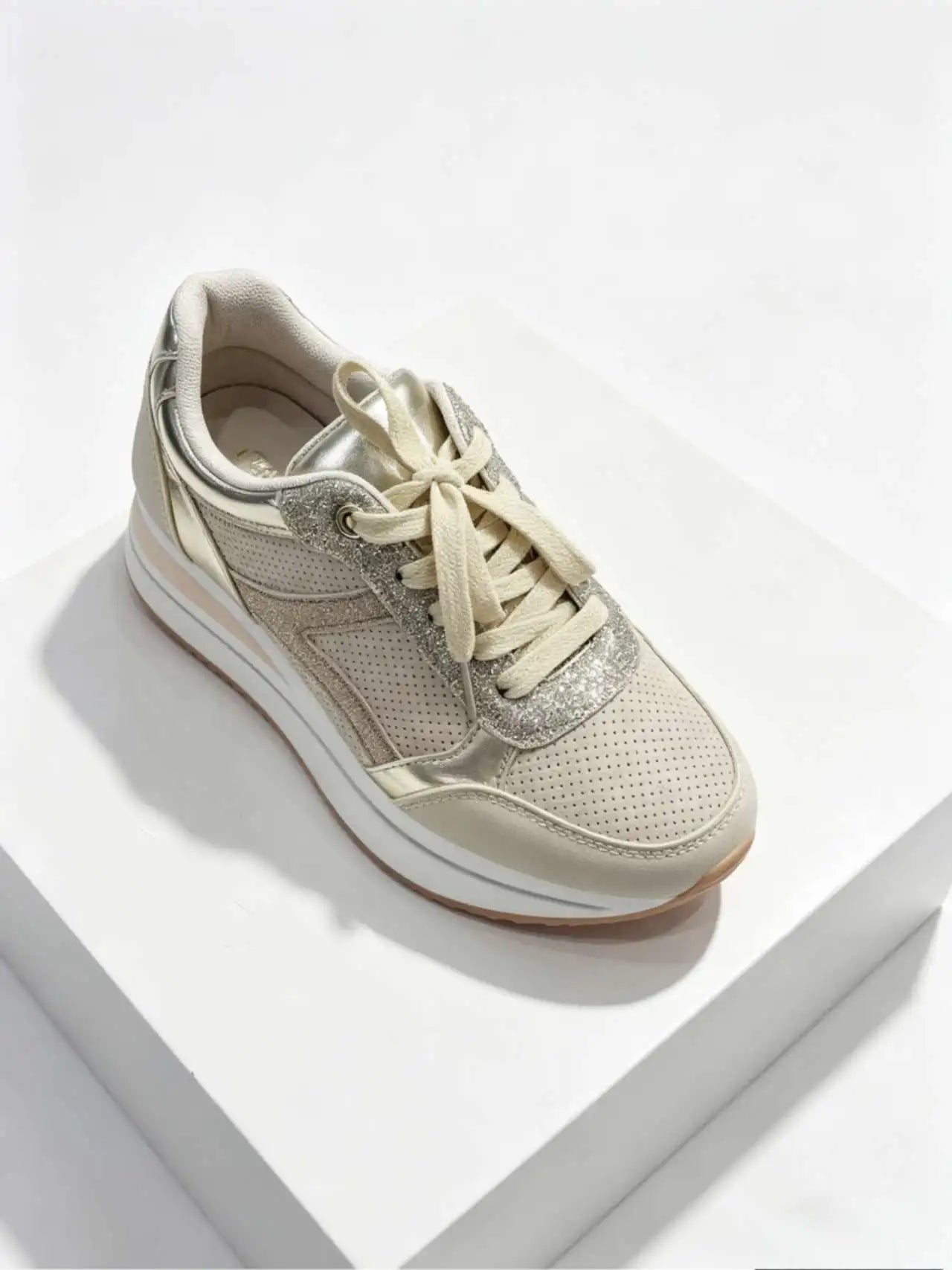 Zapatillas de plataforma nude con detalles brillantes
