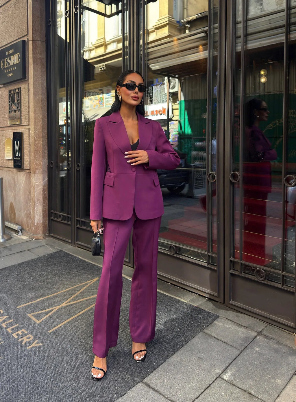 Conjunto chaqueta y pantalón color damasco con detalle lencero en la espalda