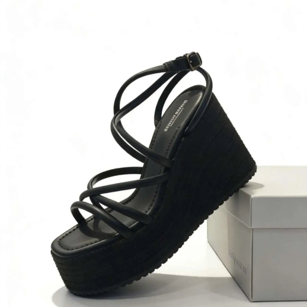 Sandalias cuña doradas y negras con tiras cruzadas