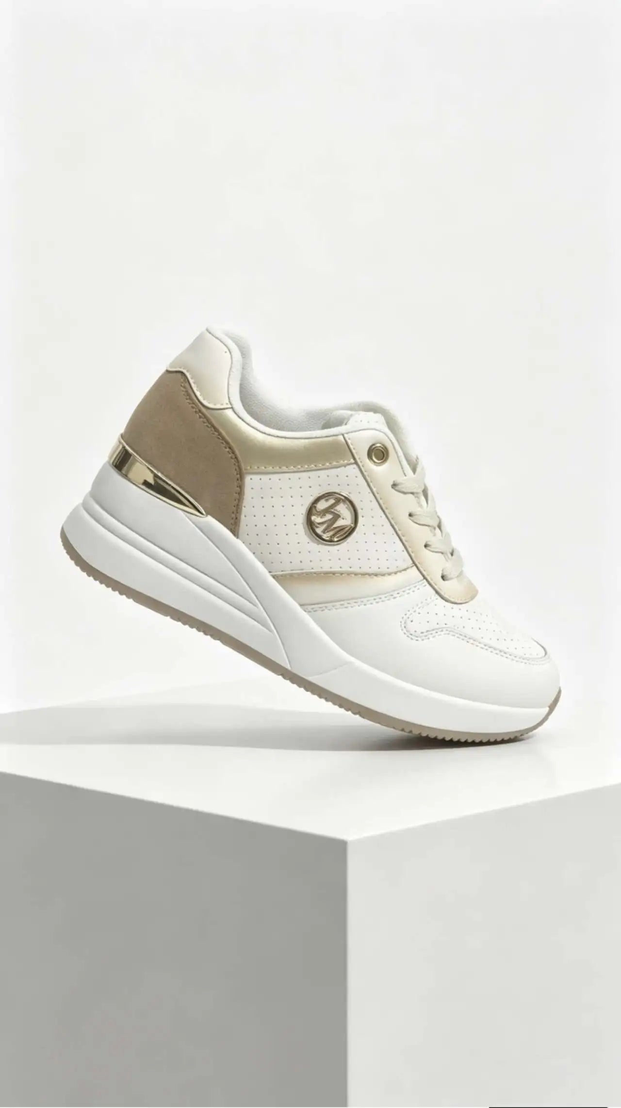 Zapatillas Blancas con Detalles Dorados