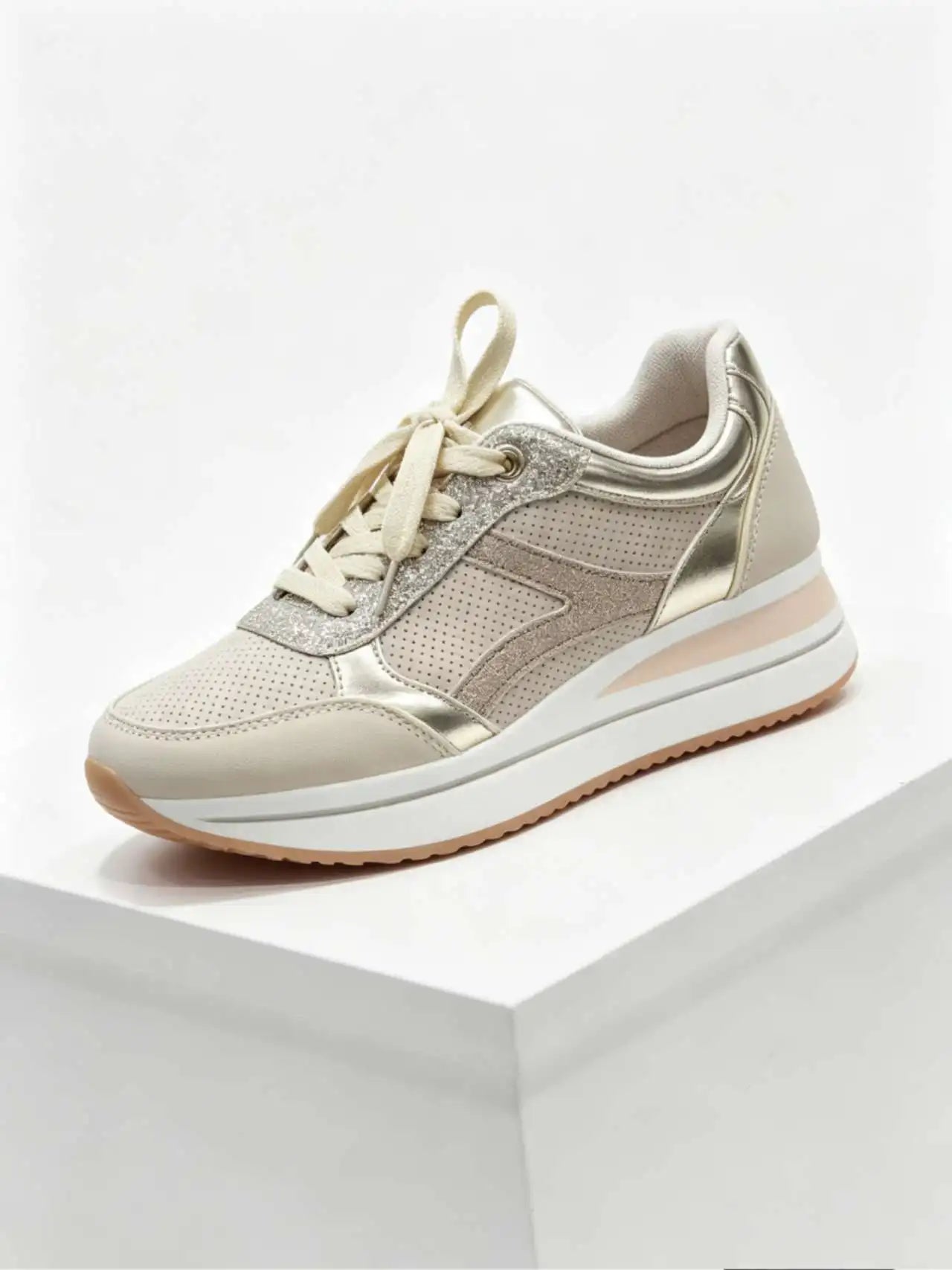 Zapatillas de plataforma nude con detalles brillantes