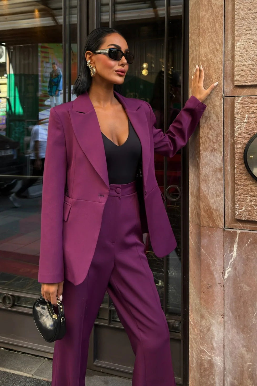 Conjunto chaqueta y pantalón color damasco con detalle lencero en la espalda