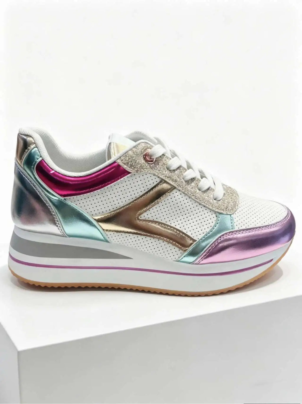 Zapatillas de plataforma nude con detalles brillantes