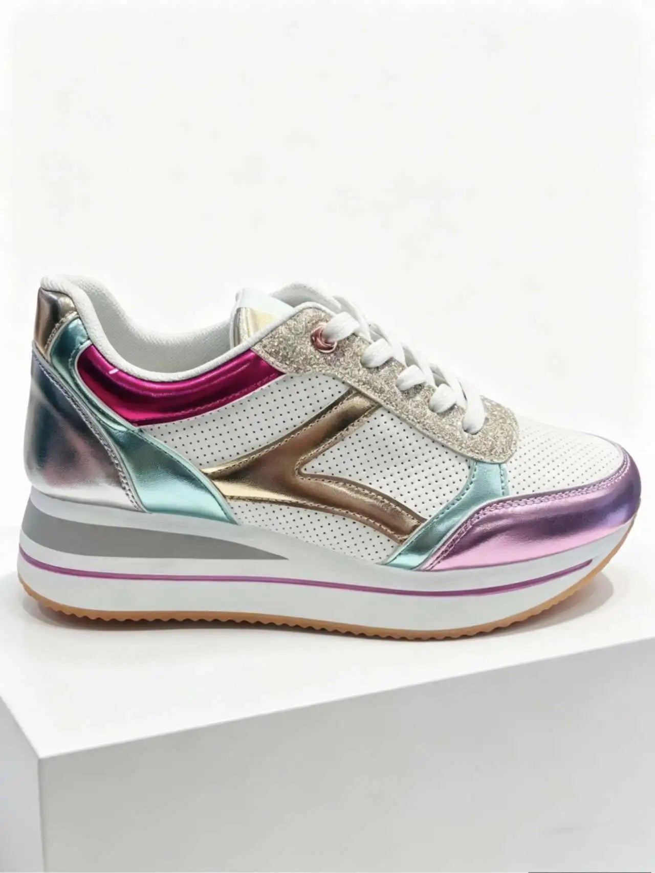 Zapatillas de plataforma nude con detalles brillantes