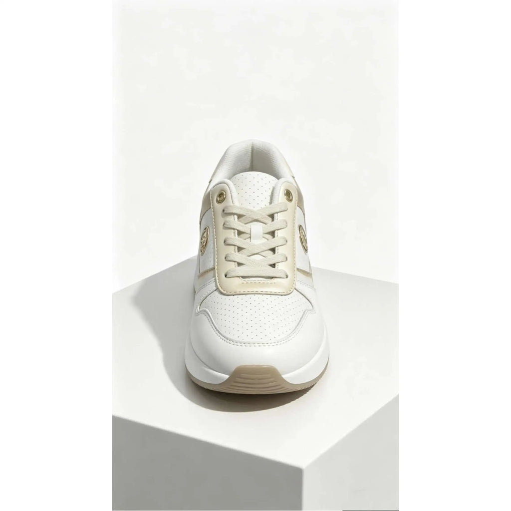 Zapatillas Blancas con Detalles Dorados