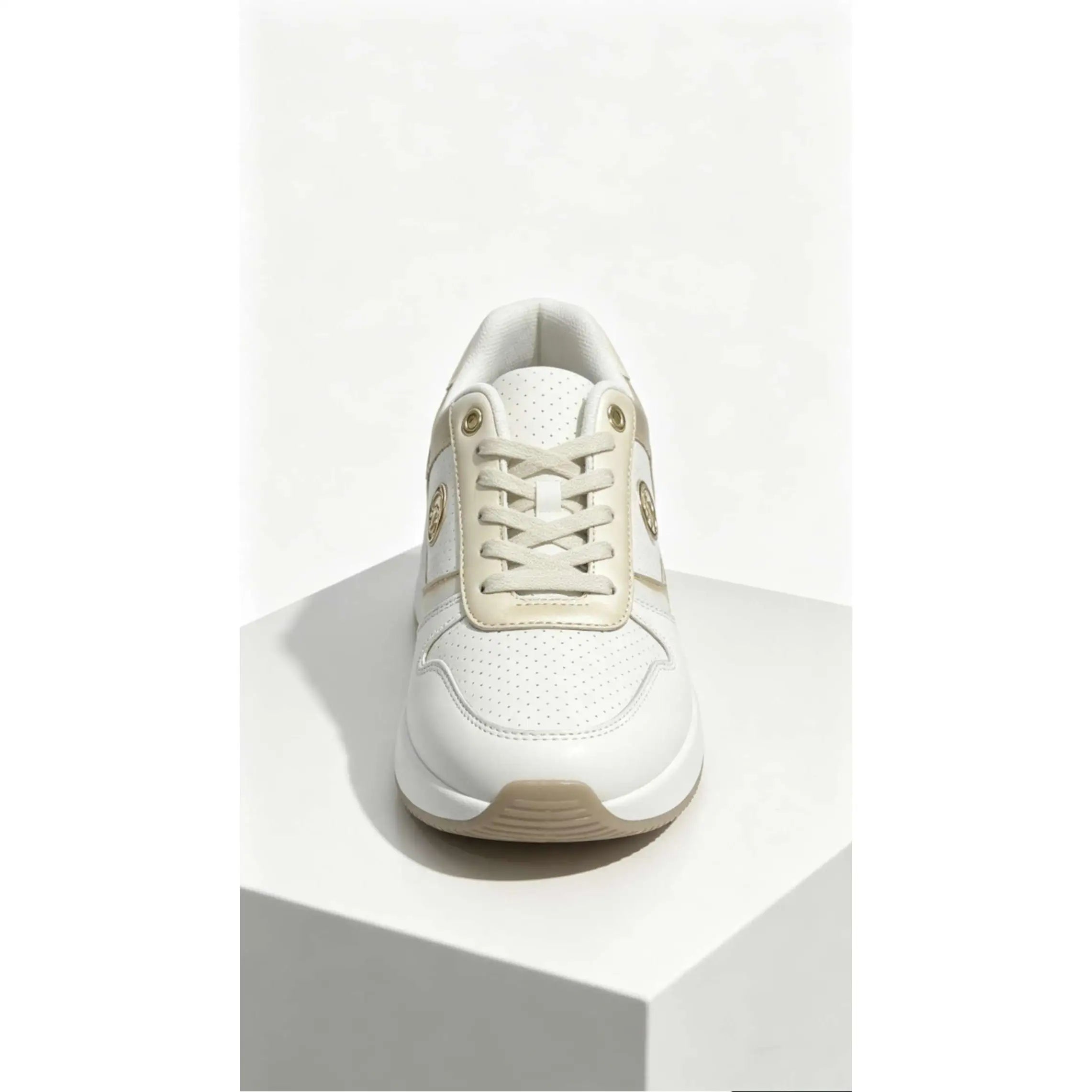 Zapatillas Blancas con Detalles Dorados