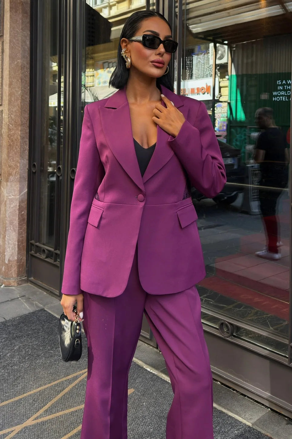 Conjunto chaqueta y pantalón color damasco con detalle lencero en la espalda
