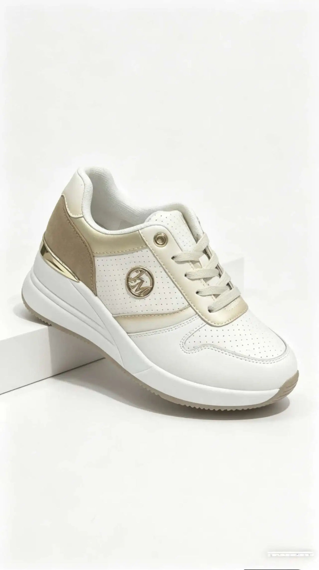 Zapatillas Blancas con Detalles Dorados