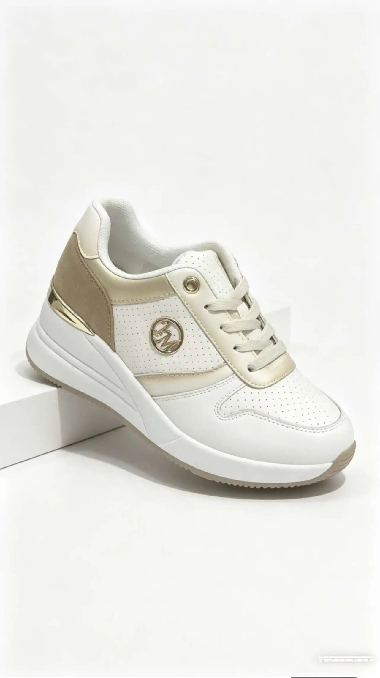Zapatillas Blancas con Detalles Dorados