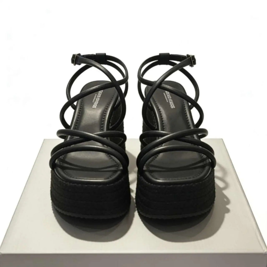 Sandalias cuña doradas y negras con tiras cruzadas