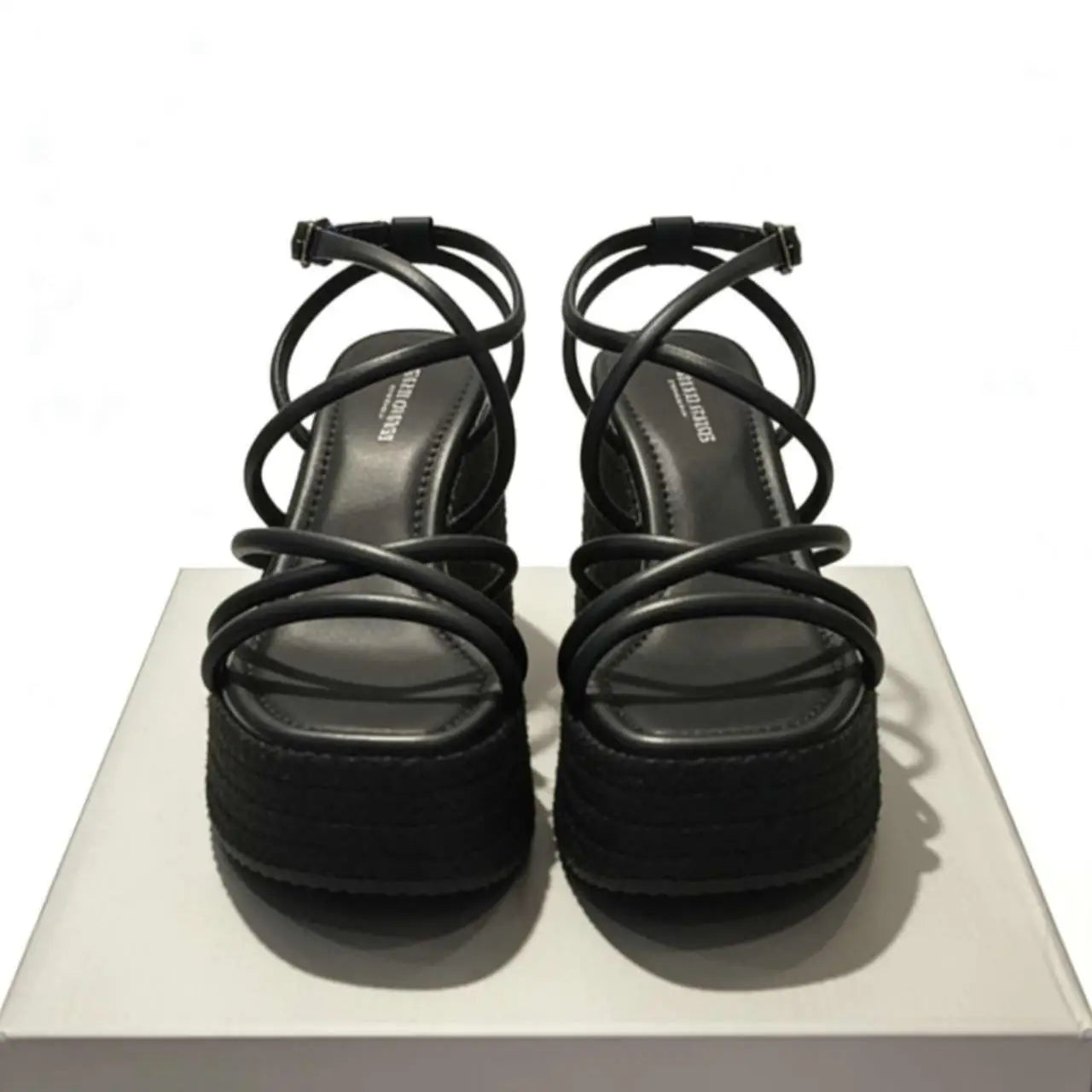 Sandalias cuña doradas y negras con tiras cruzadas