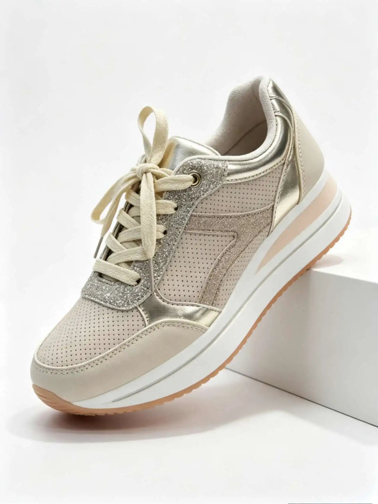 Zapatillas de plataforma nude con detalles brillantes