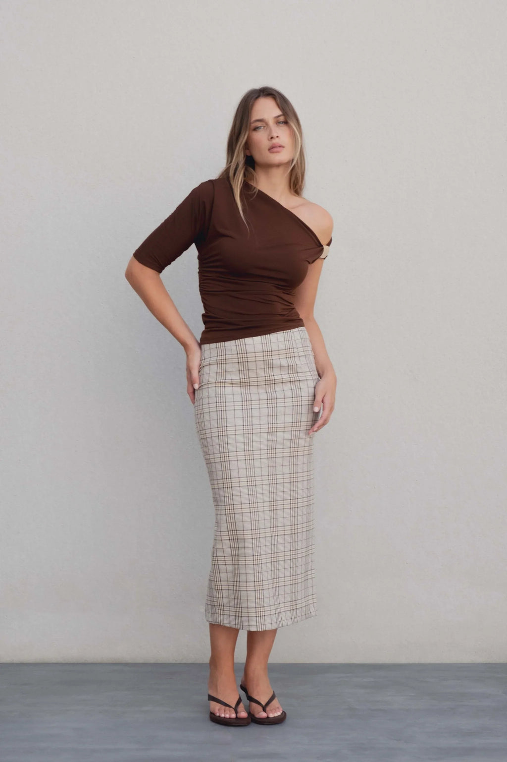 Blusa Asimétrica con Detalle Metálico