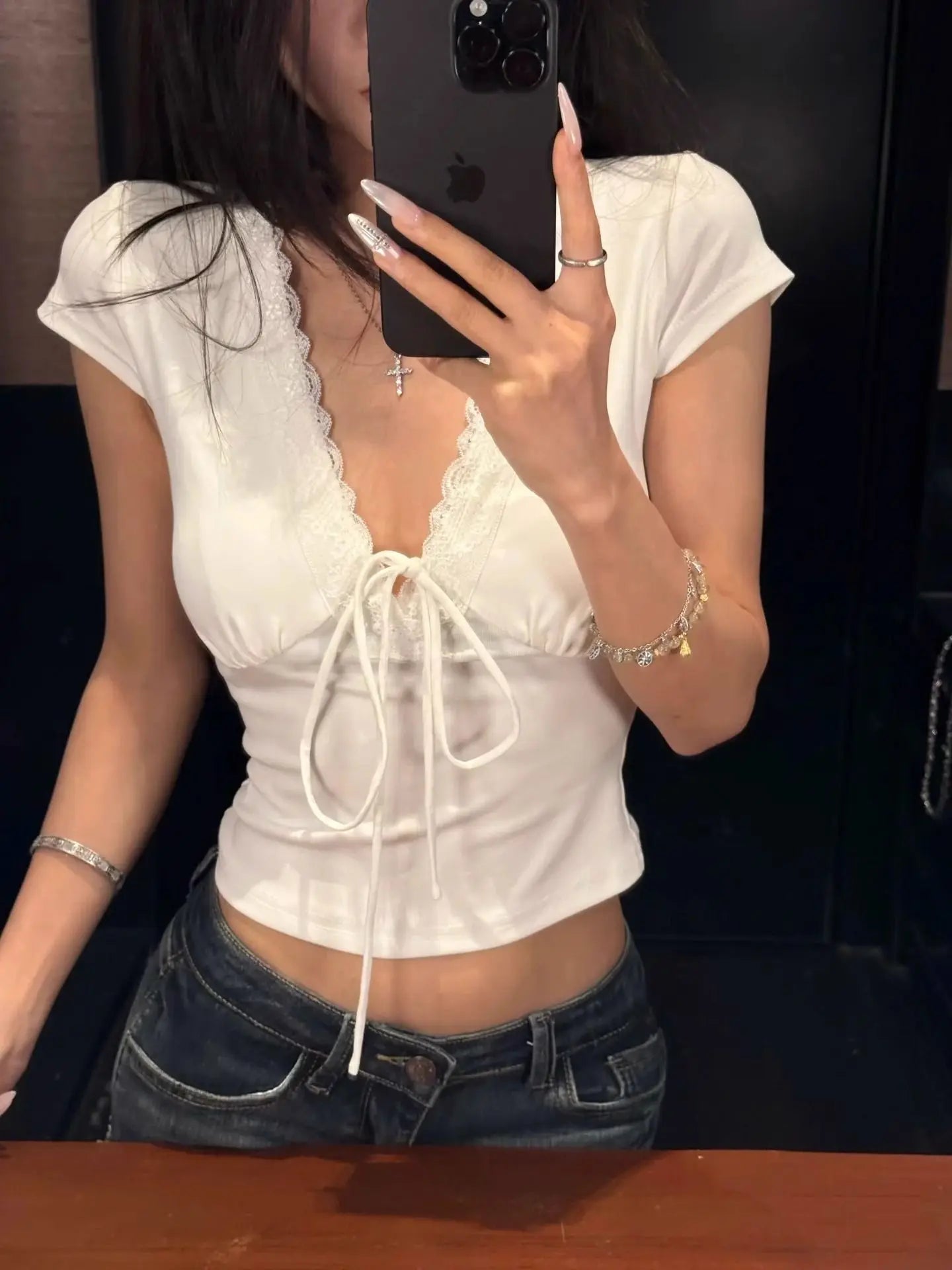 Camiseta de Encaje Satinado con Escote en V y Manga Corta